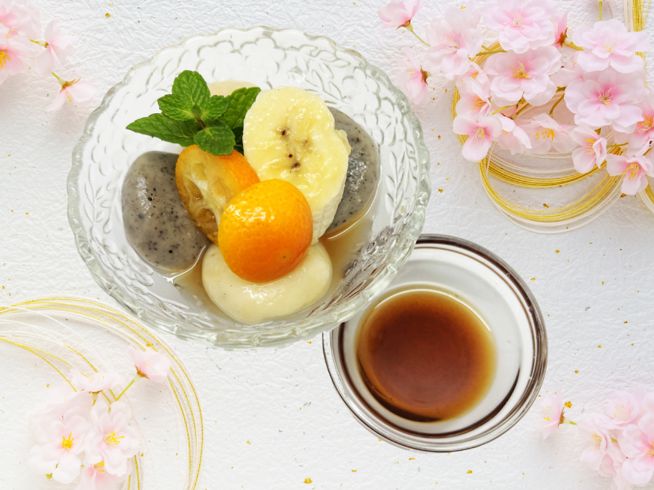 ほうじ茶香るソースでいただく「2色白玉」 季節のフルーツとともに