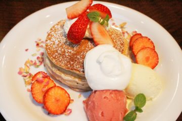 いちごと自家製ローズシロップのマスカルポーネパンケーキ